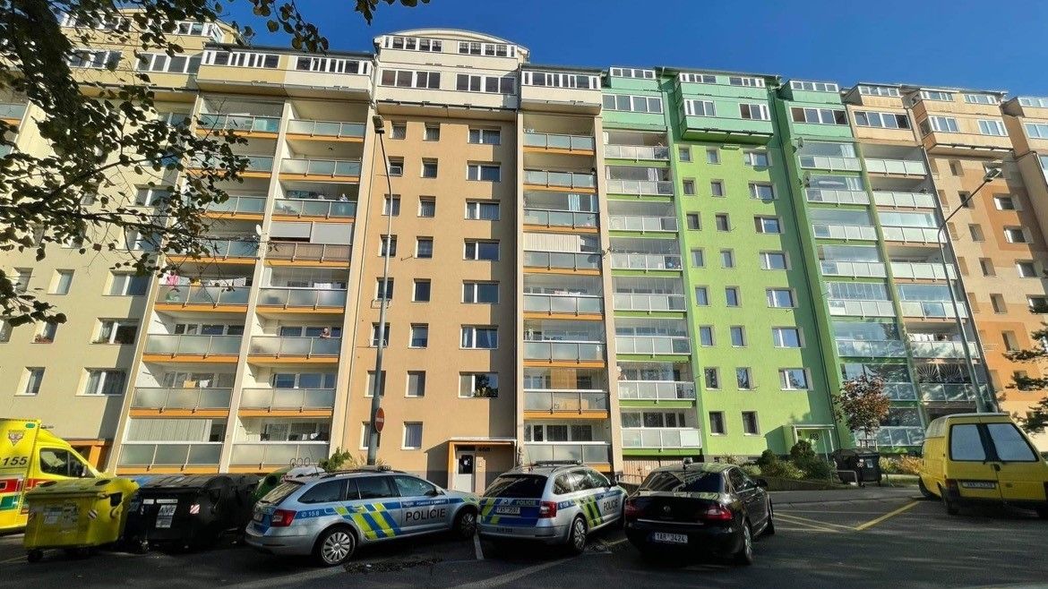 Zásahovka vtrhla do bytu v Praze, kde se zabarikádoval mladík